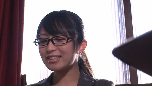 Красивая возбужденная японская секретарша трахает своего босса и клиента