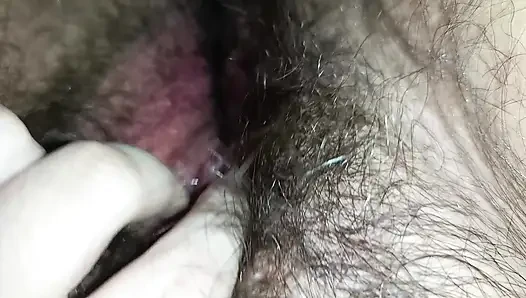 Şişman kıllı amcık parmaklıyor