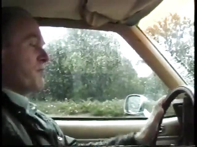 Pastuv jebe pičku mladog azijskog skank-a u krevetu