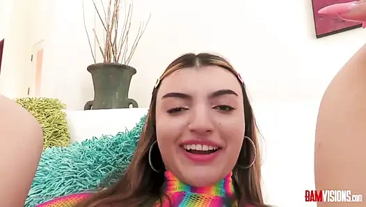 Minyon Hintli Julia James anal seksten sonra ağzını dölle dolduruyor