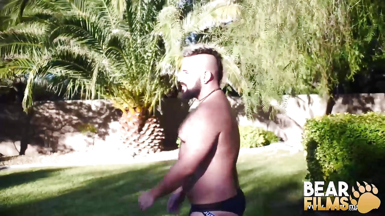 BEARFILMS דוב מזוקן ענק לואיס וגה מאונן וגומר סולו