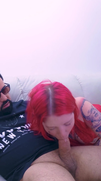 Nevaljala crvenokosa voli da se jebe na kauču oženjenih