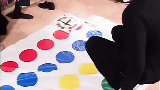 Hübsches blondes schätzchen, großer schwanz lutscht muschi, fickt dreier ... sperma auf titten