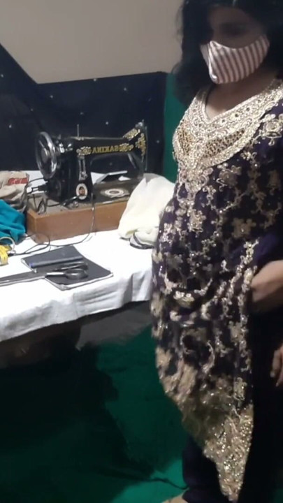 Tailor ne Bhabhi ka naap lete lete Bhabhi ko hi chod dala,desi housewife fucked by tailor with clear hindi audio | Clip 1