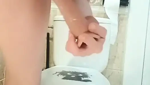 Orta yaşlı seksi kadın beyaz götlü lezbiyen süper azgın amcığını genişçe açmak için r alıyor ve boşalana kadar sikiyor