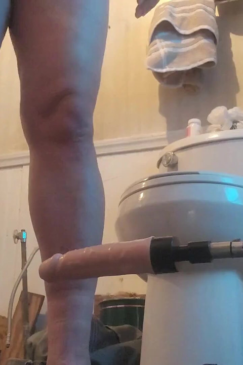 Sikiş makinesiyle sert sikişiyor