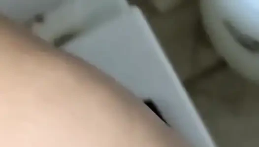 Sex unter der dusche zu haben, wird leidenschaftlich in der dusche gefickt