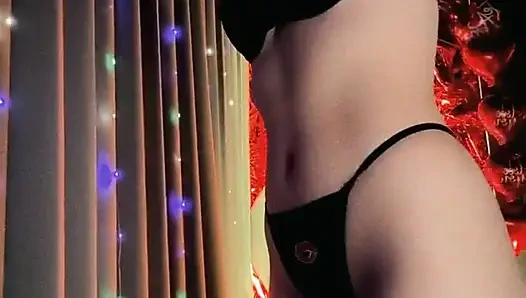 Vika sexting stiehlt den bildschirm mit verführerischem kleid