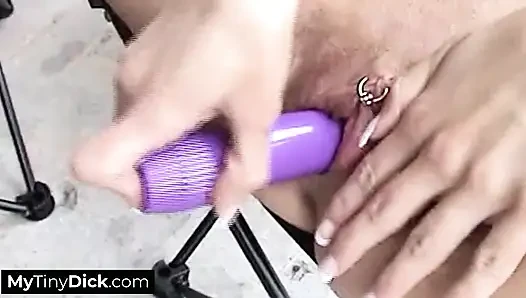Röntgenci genç kız soyunuyor ve kendine vibratör kullanıyor
