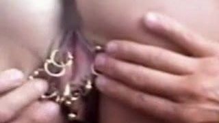 Milf com piercing pesado com 15 anéis de buceta com piercing