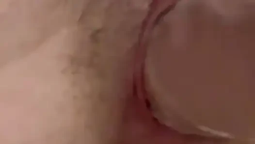 Yakın Çekim Kremsi Amcık Büyük Bir Dildoyla Sikişiyor
