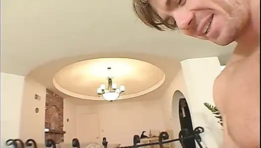 Roxy bekommt den arsch mit sperma bedeckt, nachdem ein hue-schwanz ihre löcher gnadenlos fickt