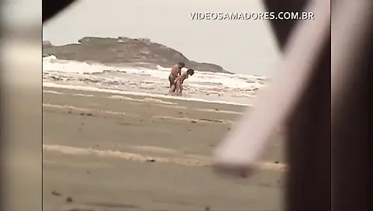 Pasangan tak malu berhubungan seks di laut dangkal