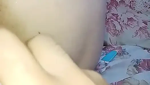 Di mulut pirang berdada besar.