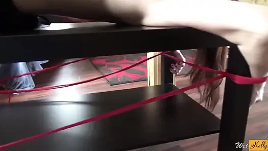 Köle masaya bağlı ve sihirli değnekle mastürbasyon yapıyor