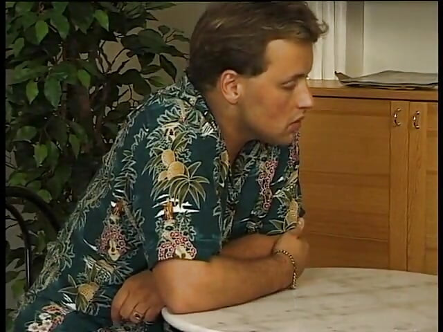 Dojrzały bierze swojego kutasa i spermę