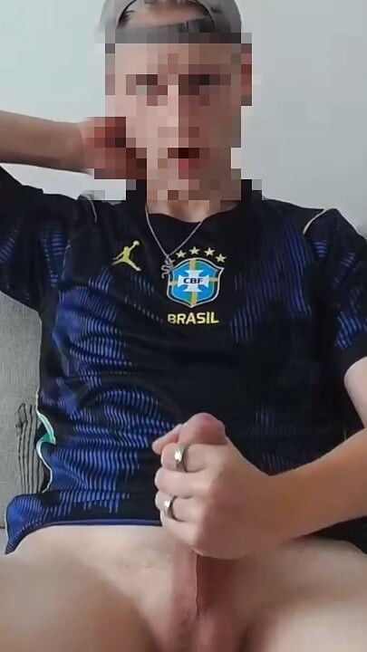 Irmão safado é flagrado batendo punheta depois do treino de futebol