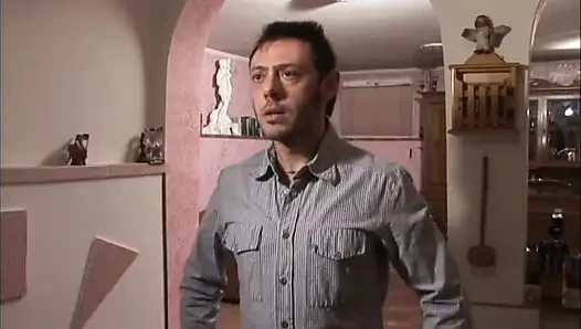 Волосатая итальянская шлюшка...