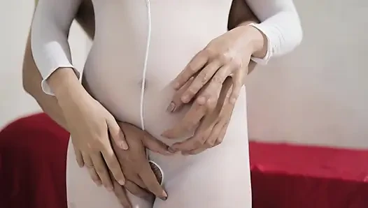 Çok seksi çoraplı Hintli kız, hizmetçi tarafından sikiliyor, tombul göt