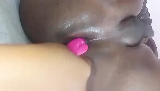 Göt deliğini parmakladı ve dildoyla azdırdı, ayakla muamele ve elle muamele