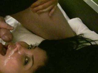 Aziatische krijgt een dubbele gezichtsbehandeling en toont haar man op webcam