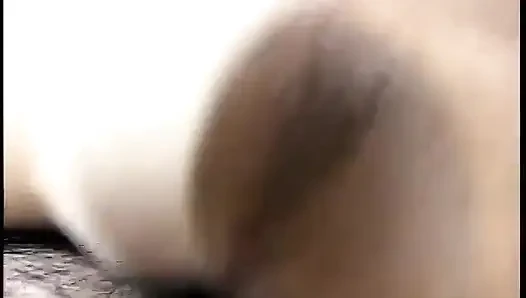 Brünette nimmt schwanz in ihre enge muschi, während sie auf dem bett liegt