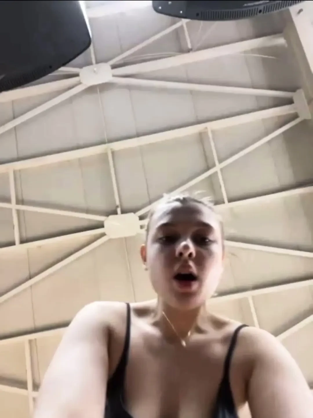 Fille blonde putain dure dans la salle de sport