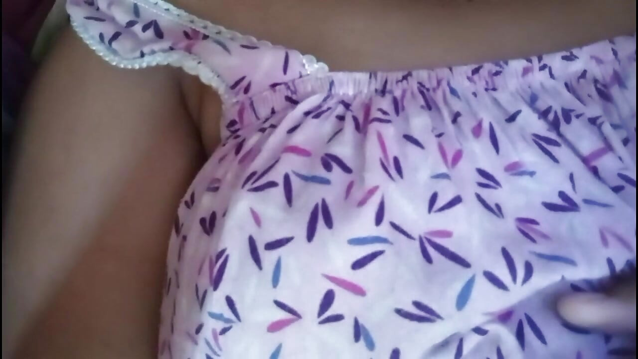 L'attrice indiana Anne si masturba a letto con grandi tette pelose e figa bagnata