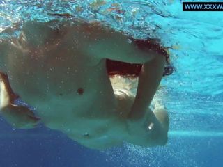Kittina Clairette gorąca węgierska nastolatka pod wodą