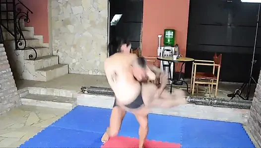 Seksi esmer güreş maçını kazandıktan sonra yarak emmeyi seviyor