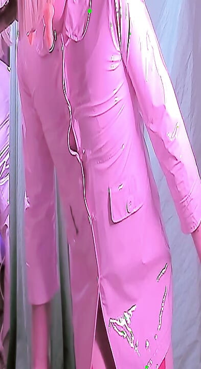De pé na minha pequena jaqueta de vinil rosa