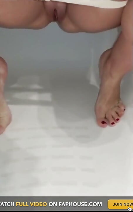 Would You Drain My Super Creamy Pussy After Pee?