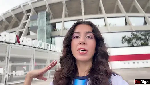 Katty west si pemain sepak bola yang lagi sange meringkus penggemarnya di dekat stadion untuk ngentot