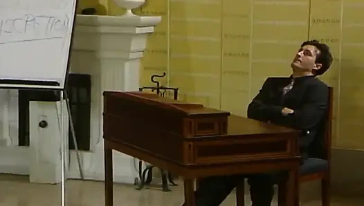 Schau zu, wie dieses perfekte blonde schätzchen aus deutschland in ihr enges analloch gefickt wird