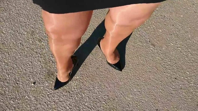 Roadtrip in shiny pantyhose and high heels