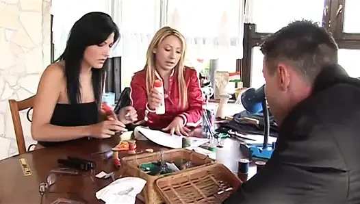 Ateşli esmer büyük sert yarağın tadını çıkarıyor