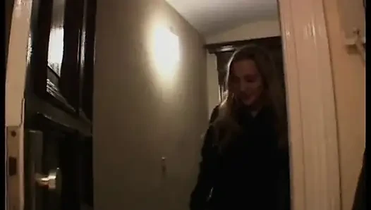 Azgın sarışın büyük bir dildoyla pirsingli amını sikiyor