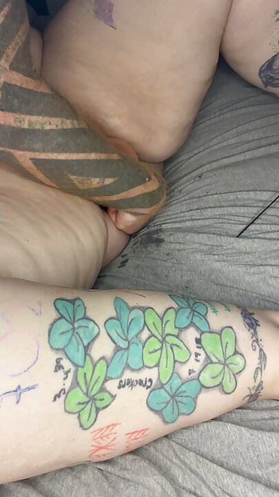 Napaljena žena sa velikim sisama uzima veliki dildo