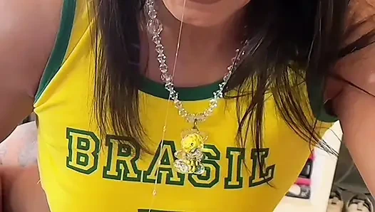 ЛУЧШИЙ ХАРДКОРНЫЙ ТРАХ И МИНЕТ - сексуальную милфу-брюнетку трахают раком, а наездница скачет за кулисами