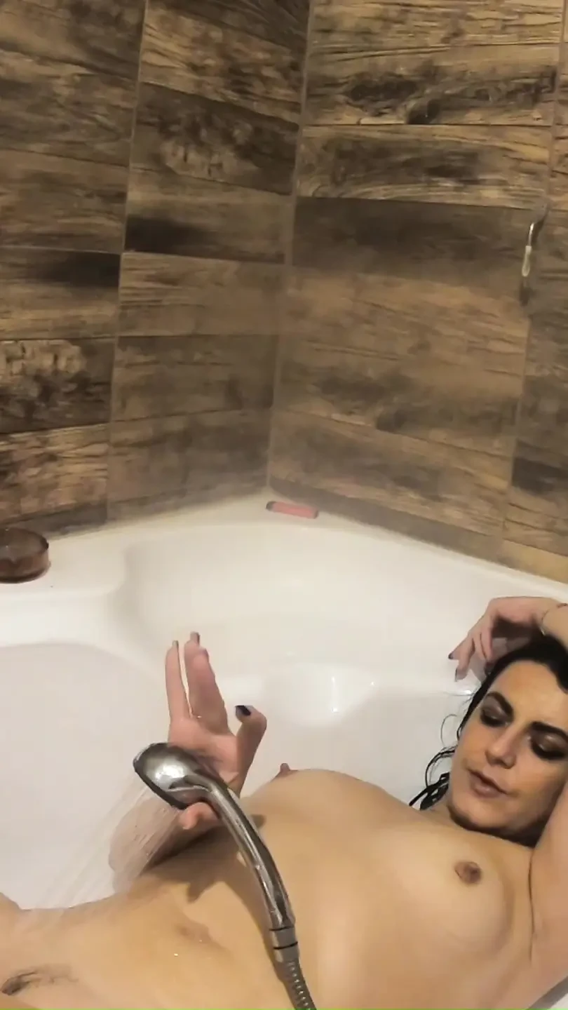 Kinky MILF -spel med mega orgasm i badkaret hemma