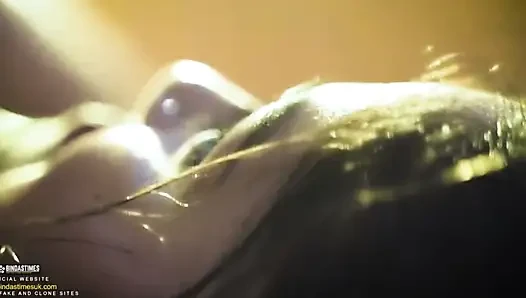 Als ich von der jüngeren schwägerin massiert wurde, fickte ich sie und nahm das ganze Wasser aus ihrer muschi heraus.