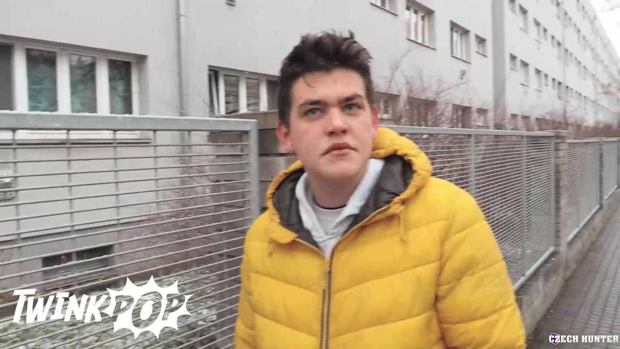 他在去买烟的路上遇到了一个愿意给他额外爱的男人 - twink pop