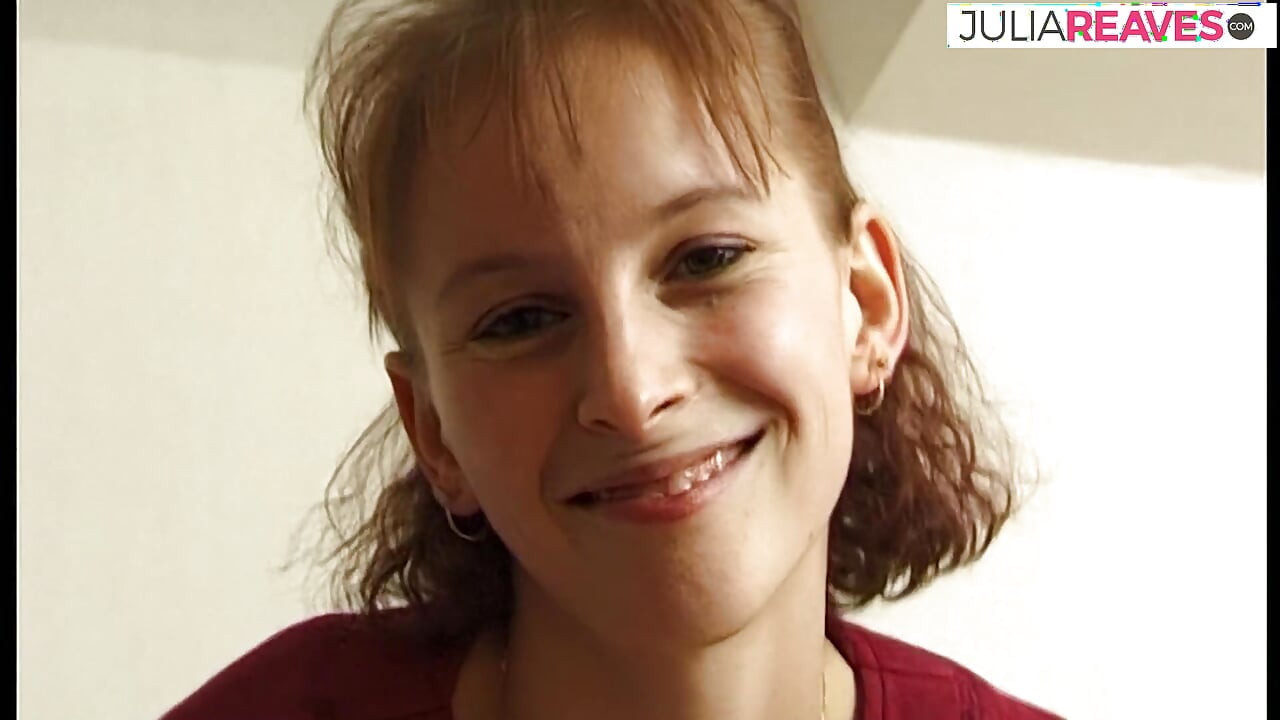 Une fille mince se déshabille et se touche sur le lit