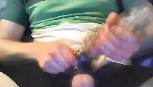 Yüzüklü ve yaraklı taşaklar kılıflı ve prezervatifli fleshlight mastürbasyon yapıyor