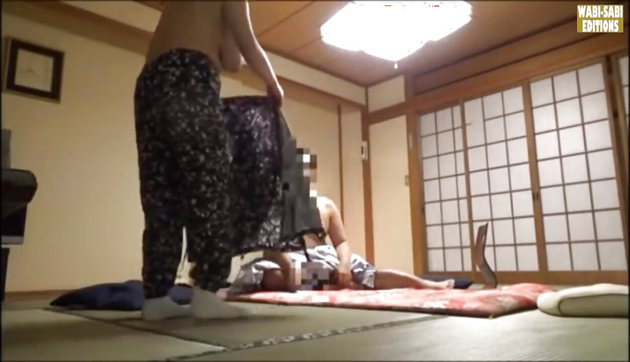 閉店後の誘惑:個室セッション中に撮影されたスパ従業員 - シーン2