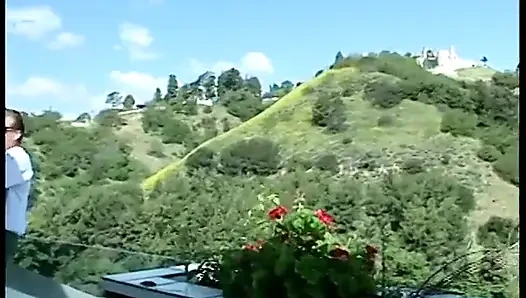 Aç koca karısını duşta buluyor ve sert sikiyor