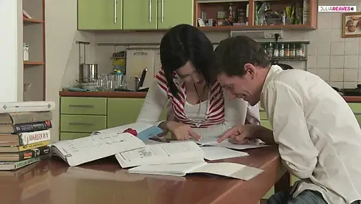 Sevimli genç kız artık ders çalışmak istemiyor, şimdi sikişmek istiyor