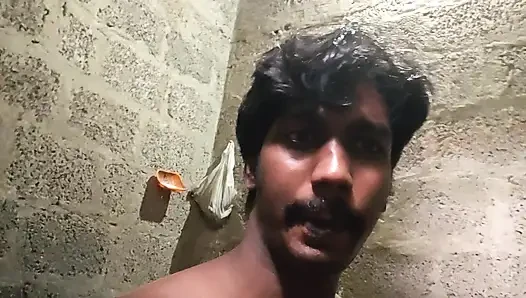 Ağzıma işiyorum, mastürbasyon yapıyor, vücuduma boşalıyor ve taşaklarımla oynuyorum