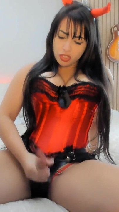 Uzbudljiv trenutak iz "Seksi malog vražjeg COSPLAY JOI Upute za drkanje s remenom SVRŠI JOJ NA NOGE"