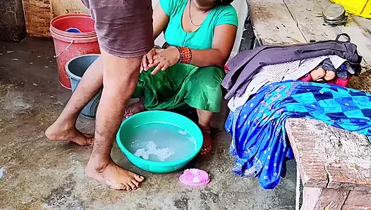Desi bhabhi ne  bathroom me land chusha